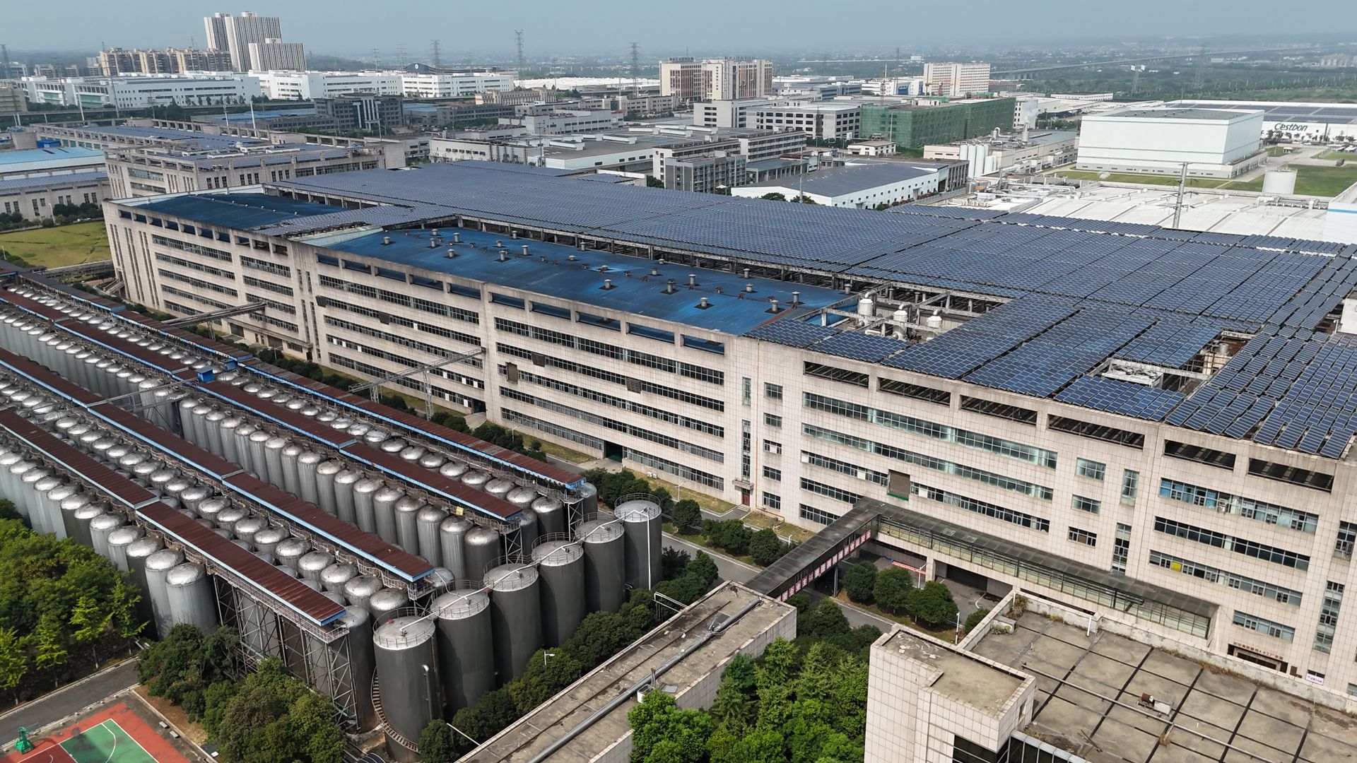 Industriefläche mit PV-Anlage