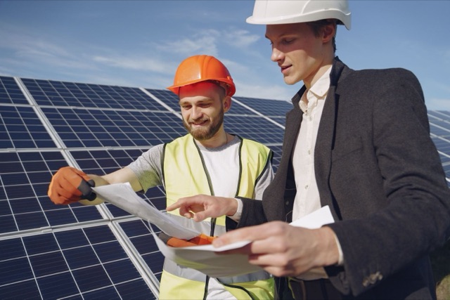 Projektbesprechung im Solar-Kontext